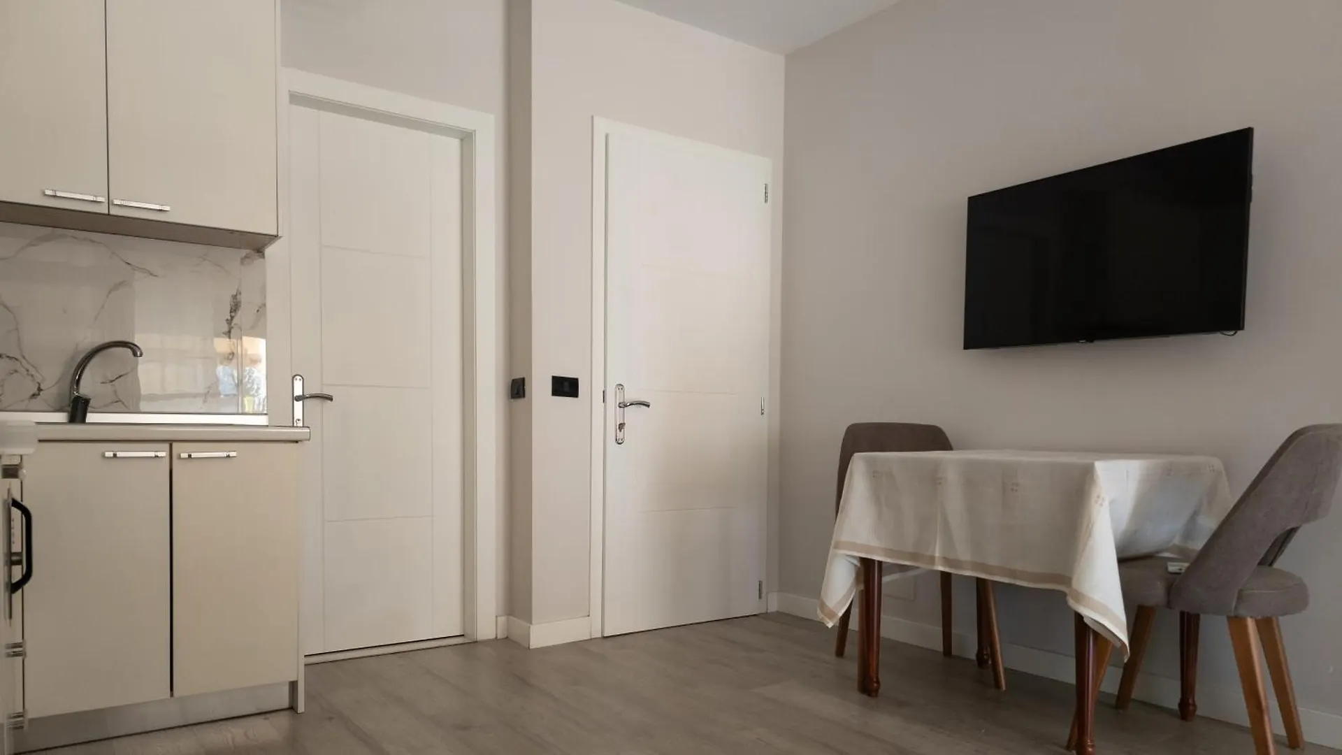 شقة Small Studio Near The Olimpik Park تيرانا 0*,  ألبانيا
